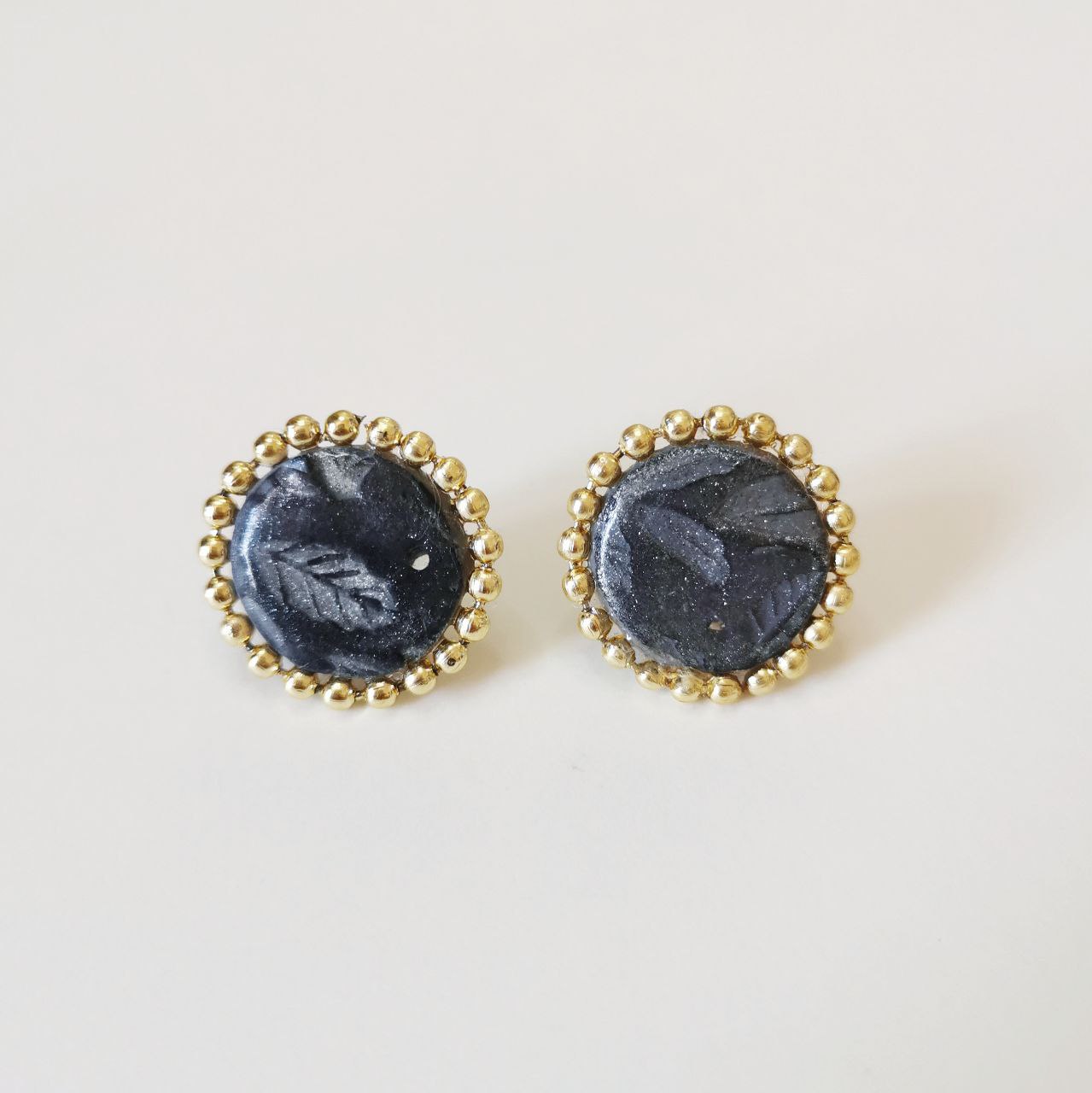 Medium Studs Studs: Grey